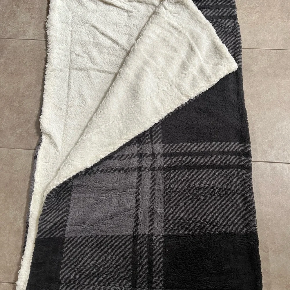 NWT Northeast Outfitters Cozy Black Gray  Check Sherpa Blanket 50 x 60